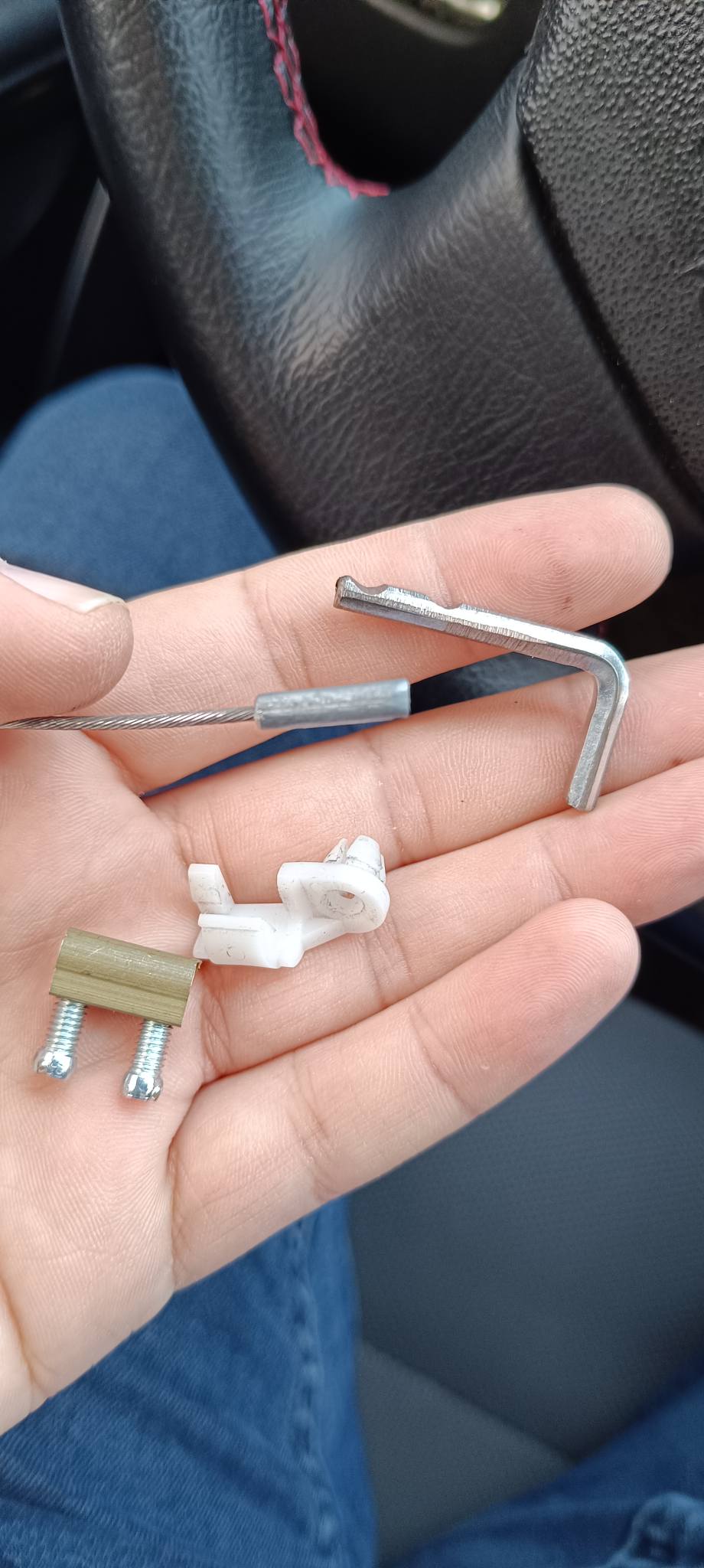 Kırılan parça yerine takacağımız, kapı koluna girecek ölçüde bir alyan ve 4 numara kablo klemensi