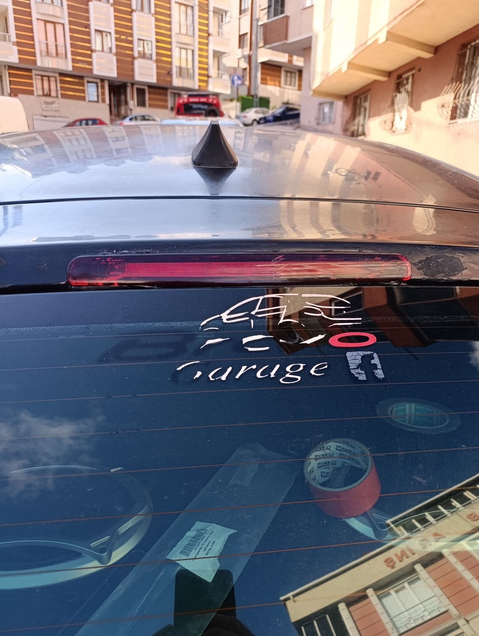 Üçüncü stop arabaya takılı